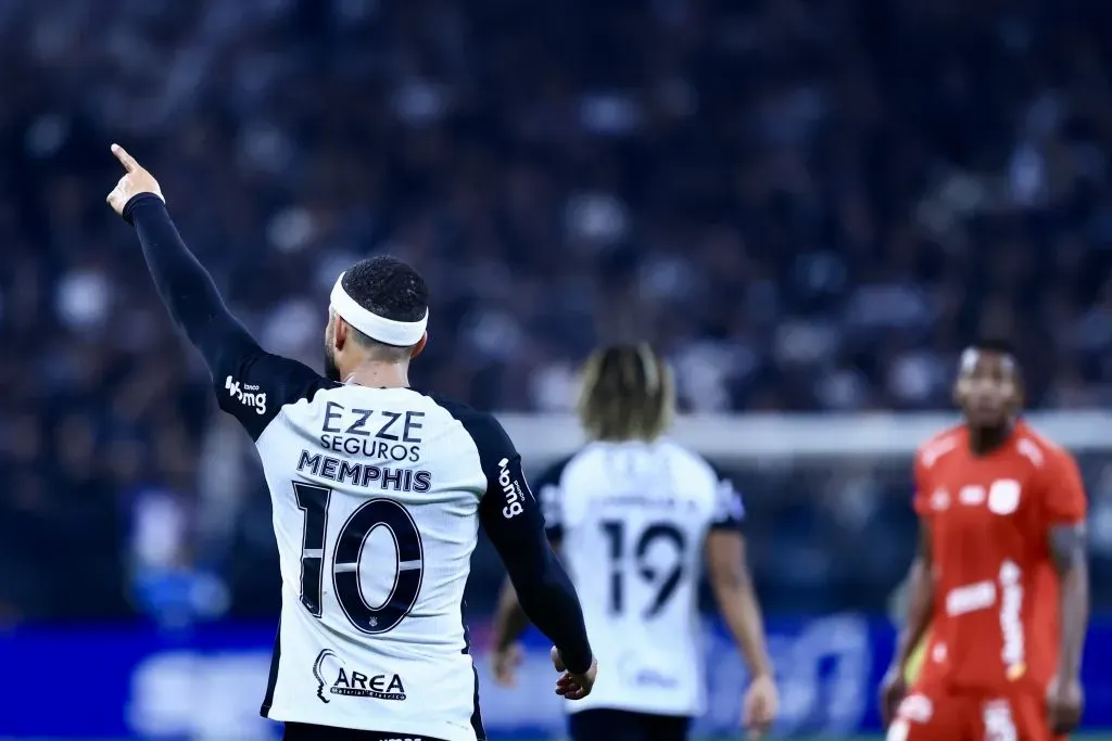 Memphis Depay acena para a Fiel em jogo que Corinthians ganhou em Itaquera – Foto: Marcello Zambrana/AGIF