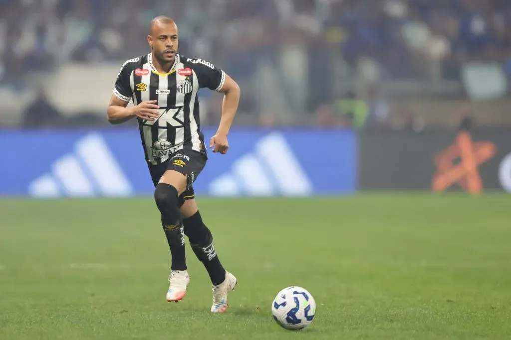 No Santos, Mayke disputou apenas 5 jogos e já se machucou. Lateral é dúvida contra o Galo – Foto: Gilson Lobo/AGIF