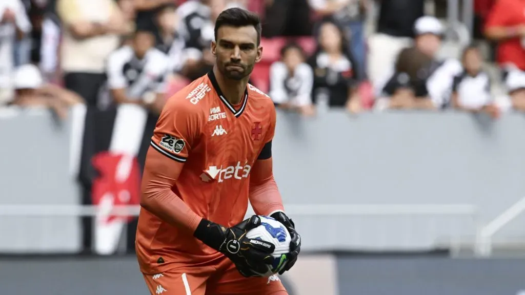 Léo Jardim, arqueiro do Gigante da Colina. Foto: Mateus Bonomi/AGIF.