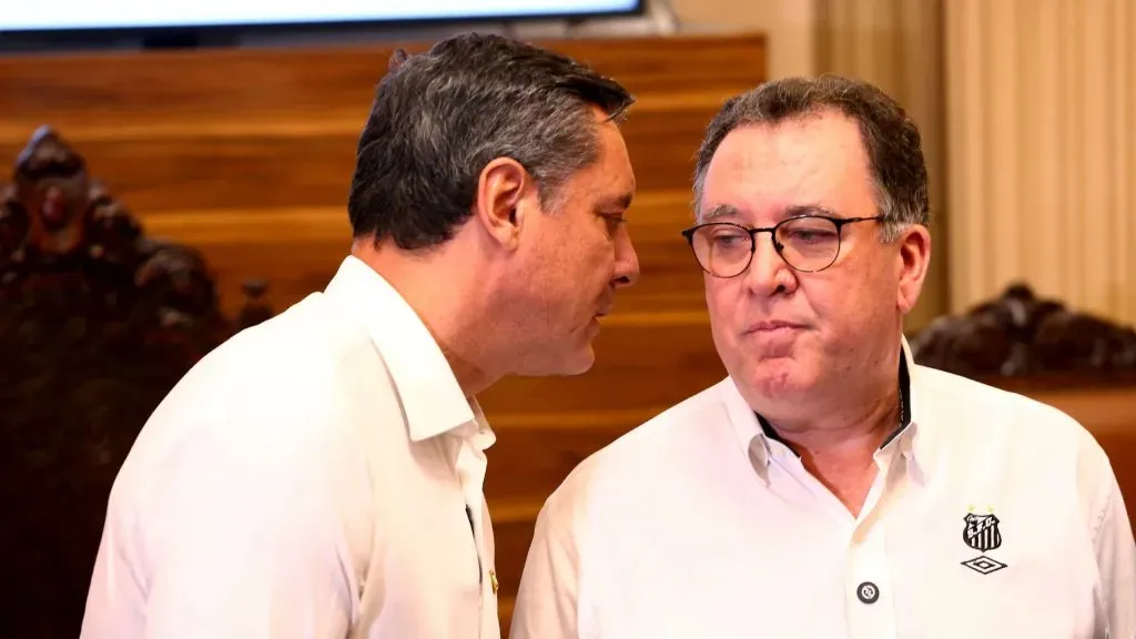 O presidente do Santos FC Marcelo Teixeira com o prefeito Rogerio Santos(Republicano) em coletiva de imprensa na Prefeitura De Santos. Foto: Mauricio De Souza/AGIF
