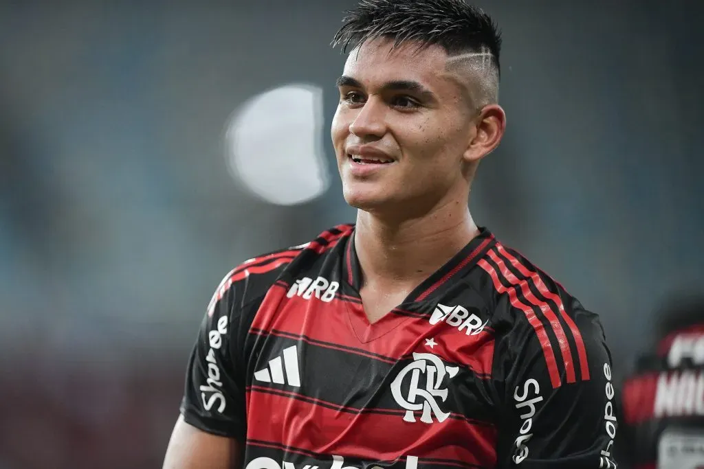 Alcaraz, ex-jogador do Flamengo comemorando seu gol durante partida contra o Sampaio Correa no estadio Maracana pelo campeonato Carioca 2025. Foto: Thiago Ribeiro/AGIF