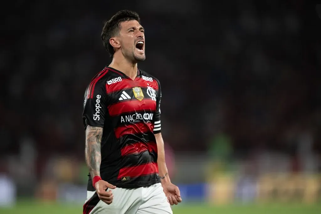 Arrascaeta, jogador do Flamengo comemora seu gol durante partida contra o Vitoria no estadio Maracana pelo campeonato Brasileiro A 2025. Foto: Jorge Rodrigues/AGIF