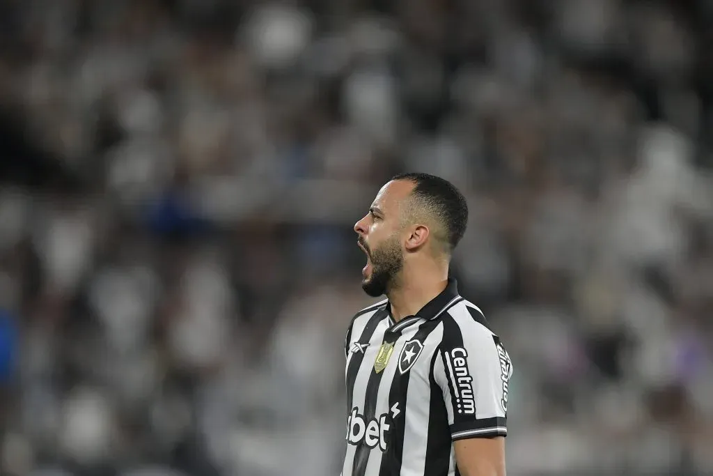 Arthur Cabral, jogador do Botafogo durante partida contra o Bragantino no Engenhao pelo campeonato Brasileiro A 2025. Foto: Thiago Ribeiro/AGIF