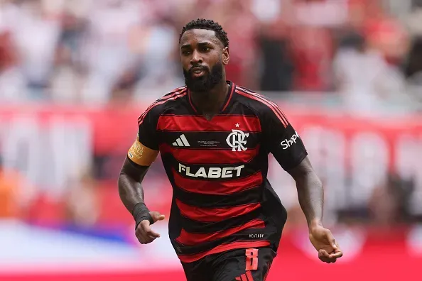 Gerson, ex-Capitão do Flamengo durante o Mundial de Clubes 2025 contra o FC Bayern München, no Hard Rock Stadium, Florida. Foto: Michael Reaves/Getty Images