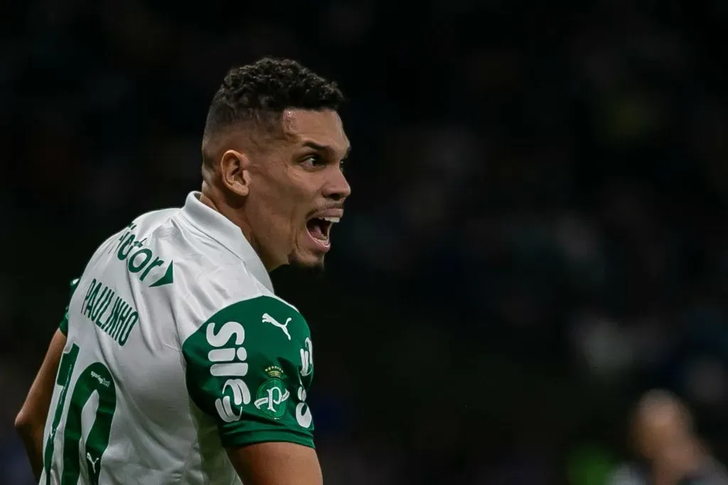 Paulinho, jogador do Palmeiras durante partida contra o Cruzeiro no estadio Mineirao pelo campeonato Brasileiro A 2025. Foto: Fernando Moreno/AGIF