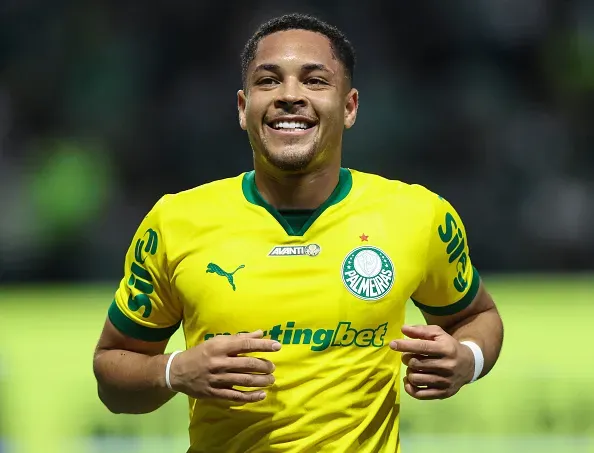 Vitor Roque, do Palmeiras durante partida pelo Brasileirão 2025 após golaço no Allianz Parque. Foto Alexandre Schneider/Getty Images