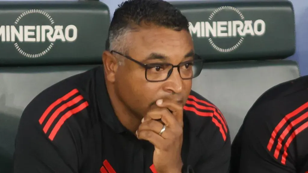 Roger também está preocupado com seus 4 atletas pendurados por cartões amarelos – Foto: Gilson Lobo/AGIF