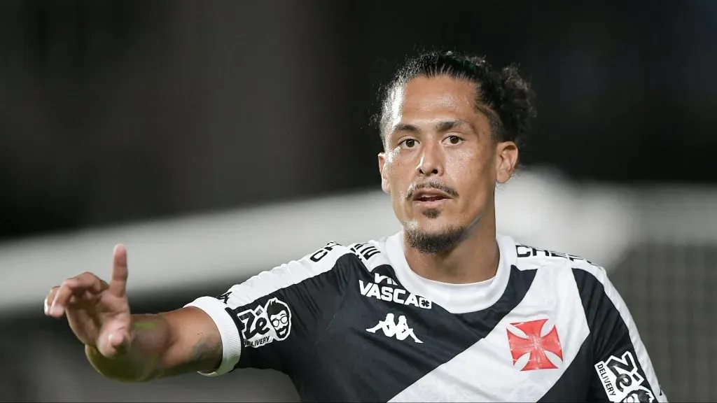 Mauricio Lemos jogador do Vasco durante partida contra o Santos no estadio Sao Januario pelo campeonato Brasileiro A 2025. Foto: Thiago Ribeiro/AGIF