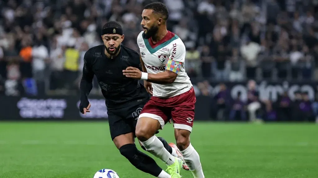 Depay jogador do Corinthians disputa lance com Samuel Xavier jogador do Fluminense durante partida no estadio Arena Corinthians pelo campeonato Brasileiro A 2025. Foto: Fabio Giannelli/AGIF