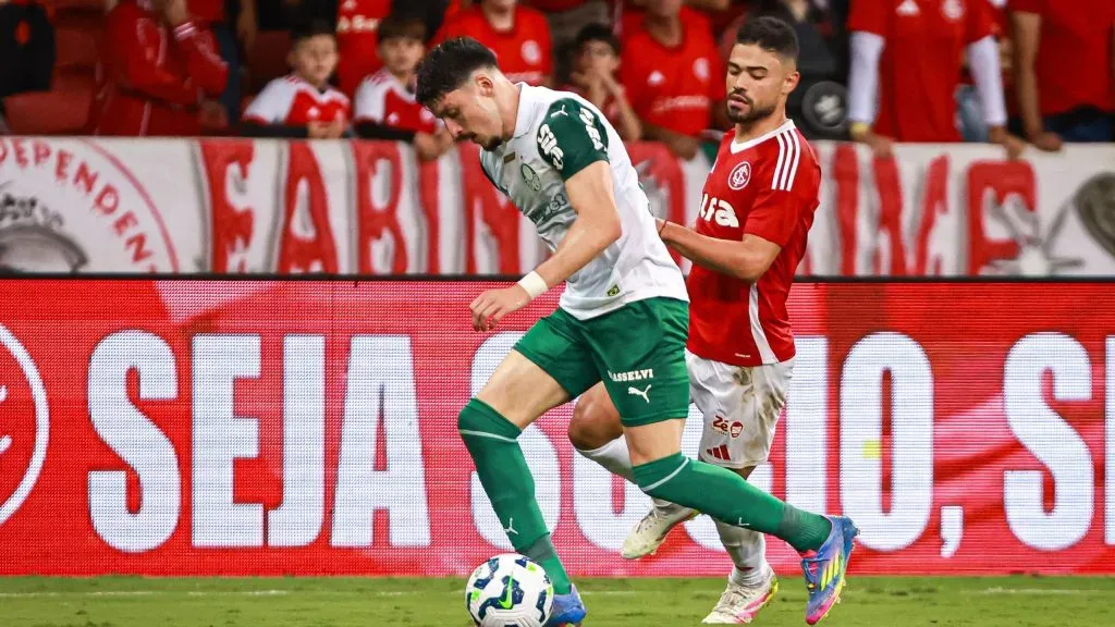 Bruno Tabata, jogador do Internacional, disputa lance com Joaquin Piquerez, jogador do Palmeiras durante partida no estadio Beira-Rio pelo campeonato Brasileiro A 2025. Foto: Maxi Franzoi/AGIF