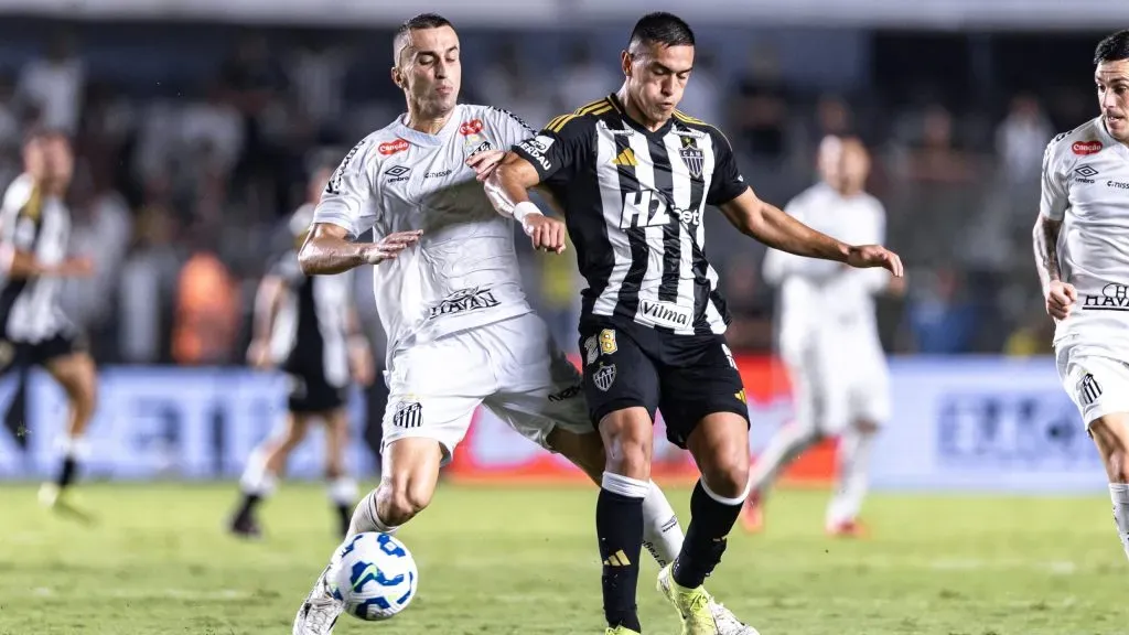 Joao Schmidt jogador do Santos durante partida contra o Atletico-MG no estadio Vila Belmiro pelo campeonato Brasileiro A 2025. Foto: Abner Dourado/AGIF
