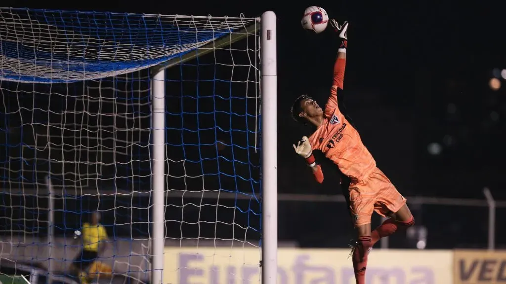 Leandro goleiro do Sao Paulo durante partida contra o Sao Caetano no estadio Anacleto Campanella pelo campeonato Copa Sao Paulo 2022. Foto: Ettore Chiereguini/AGIF