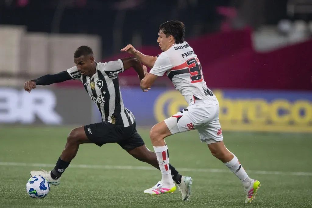 Cuiabano jogador do Botafogo durante partida contra o São Paulo – Foto: Thiago Ribeiro/AGIF