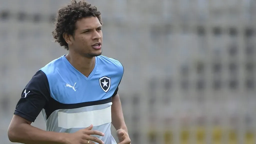 Willian Arao durante treino do Botafogo no campo anexo do estadio Engenhao em 2015. Foto: Fernando Soutello/AGIF