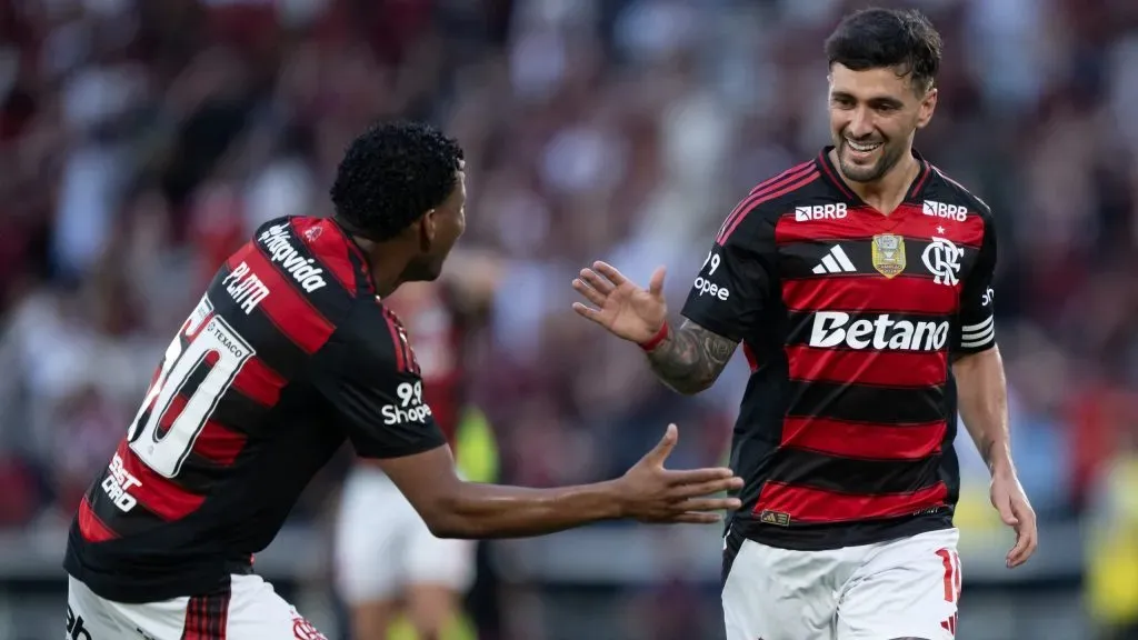 Arrascaeta jogador do Flamengo comemora seu gol com Plata jogador da sua equipe durante partida contra o Gremio no estadio Maracana pelo campeonato Brasileiro A 2025. Foto: Jorge Rodrigues/AGIF