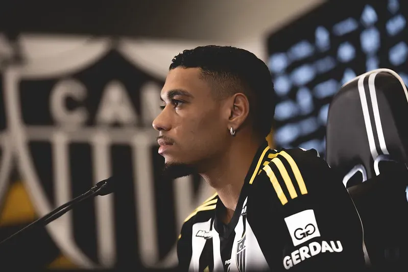Zagueiro fala durante apresentação no Atlético-MG (Foto: Pedro Souza / Atlético)
