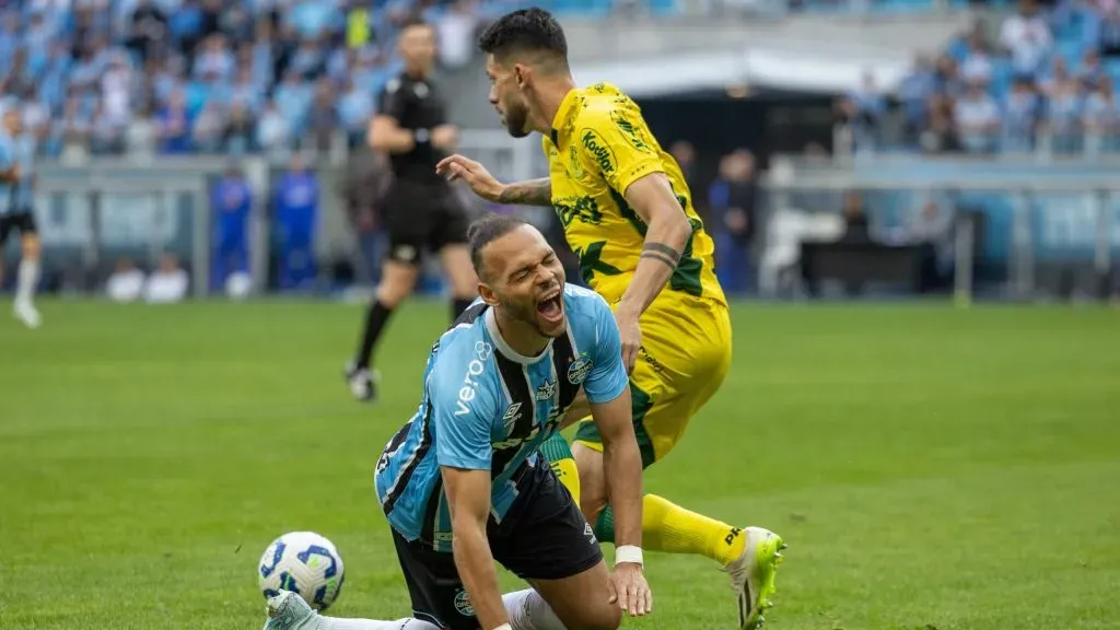 Martin Braithwaite jogador do Gremio disputa lance com Jemmes jogador do Mirassol durante partida no estadio Arena do Gremio pelo campeonato Brasileiro A 2025. Foto: Liamara Polli/AGIF