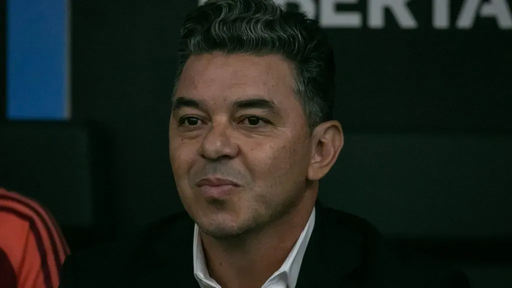 Treinador do River Plate durante partida contra o Atlético-MG, pela Libertadores 2024 – Foto: Fernando Moreno/AGIF