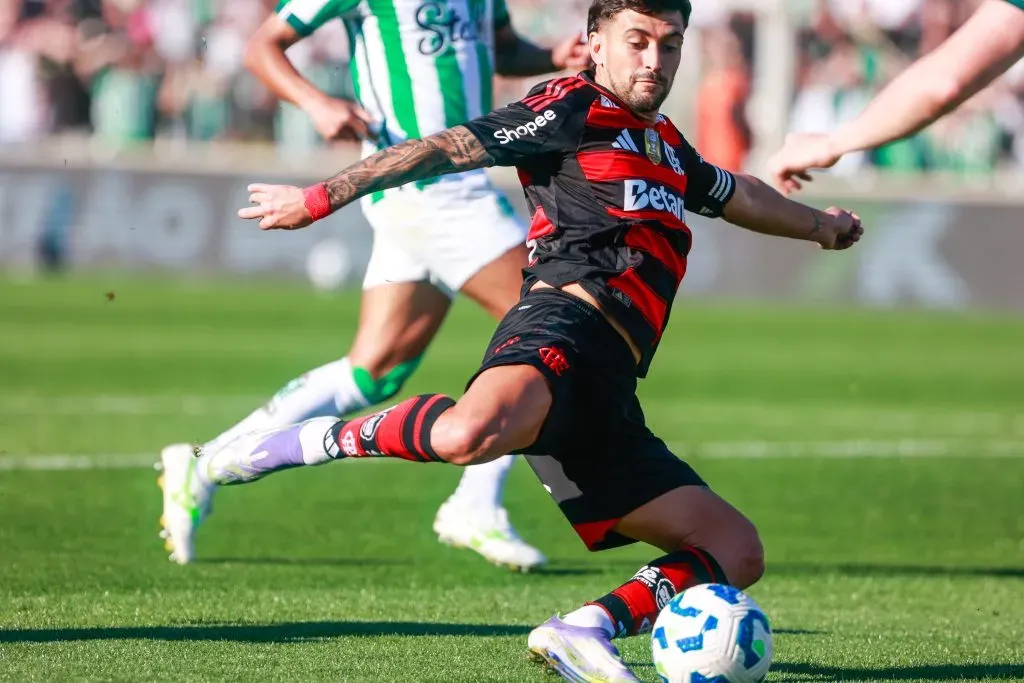 De Arrascaeta, jogador do Flamengo durante partida contra o Juventude pelo campeonato Brasileiro (Foto: Luiz Erbes/AGIF).