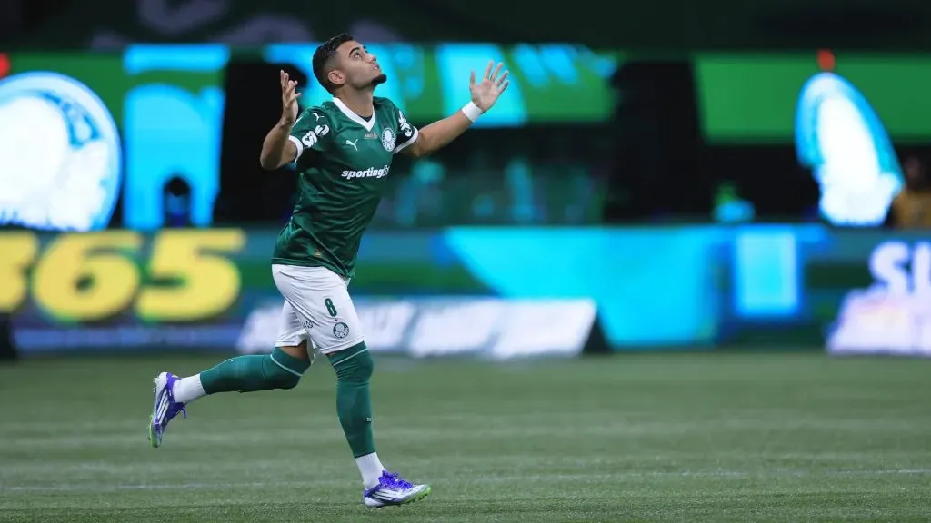 Andreas Pereira jogador do Palmeiras durante partida contra o Internacional no estadio Arena Allianz Parque pelo campeonato Brasileiro A 2025. Foto: Ettore Chiereguini/AGIF