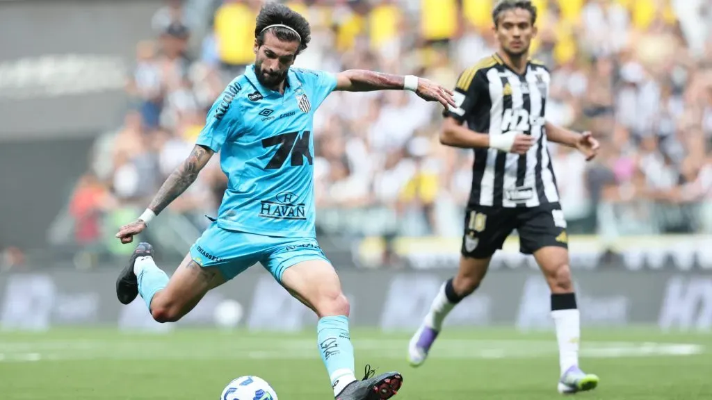 Lautaro Díaz finalizando durante Atlético-MG x Santos – Foto: Gilson Lobo/AGIF