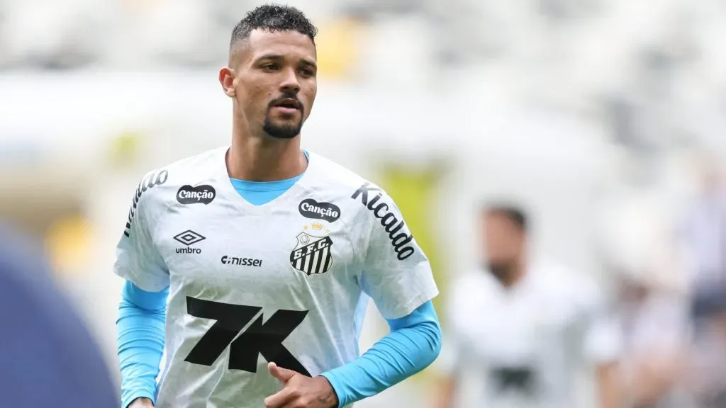 Zé Ivaldo perde a confiança do treinador após expulsão que prejudicou o Santos – Foto: Gilson Lobo/AGIF