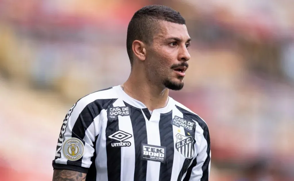 Alison atualmente está jogando pelo Londrina - Foto: Jorge Rodrigues/AGIF.