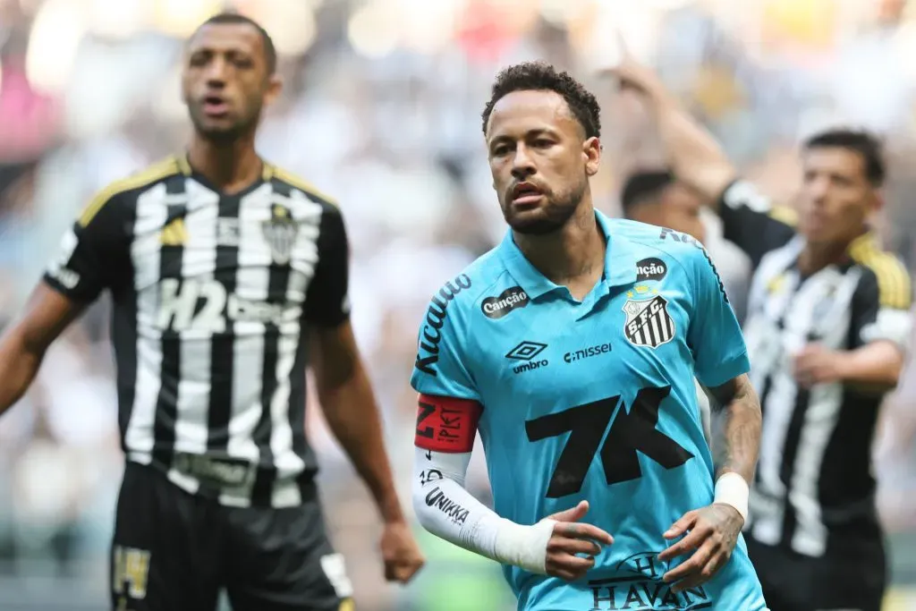 Neymar, jogador do Santos durante partida contra o Atletico-MG no estadio Arena MRV pelo campeonato Brasileiro A 2025. Foto: Gilson Lobo/AGIF