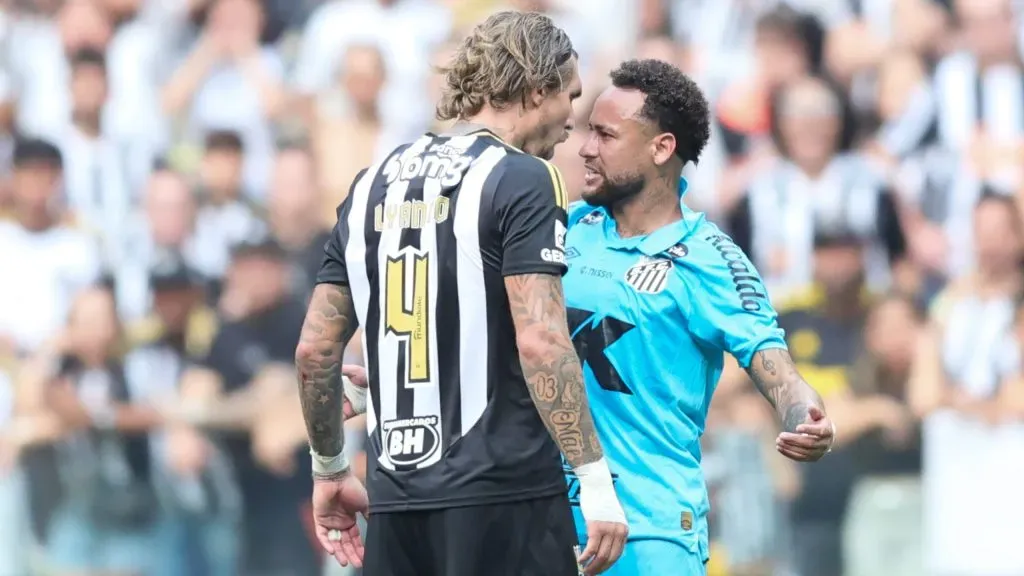 Neymar e Lyanco tretam durante partida pelo Brasileirão – Foto: Gilson Lobo/AGIF