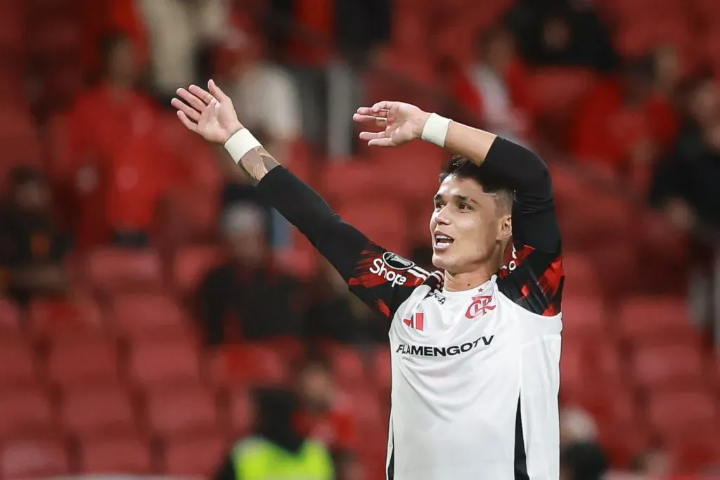 Flamengo intercedeu na Conmebol e teve aceito pedido para jogar com uniforme 2 em La Plata – Foto: Maxi Franzoi/AGIF