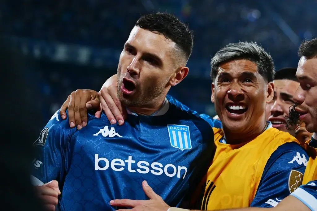 Adrian Martínez comemora gol do Racing em vitória fora de casa contra Vélez Sarsfield – Foto: Marcelo Endelli/Getty Images