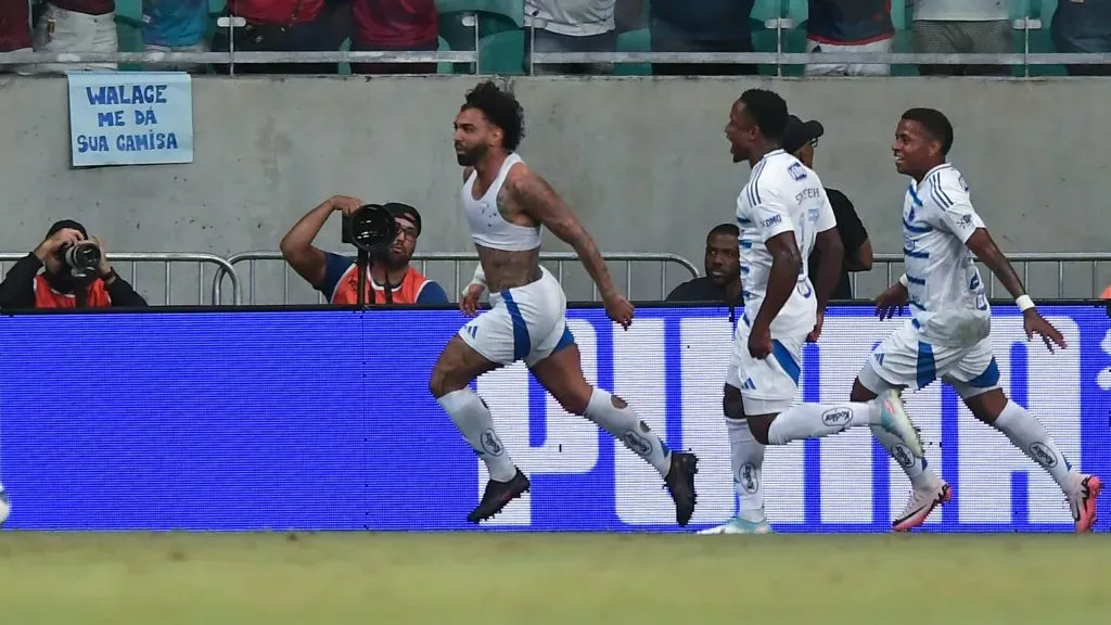 Gabigol jogador do Cruzeiro comemora seu gol com jogadores do seu time durante partida contra o Bahia no estadio Arena Fonte Nova pelo campeonato Brasileiro A 2025. Foto: Jhony Pinho/AGIF