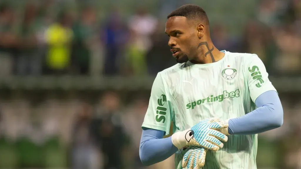 Carlos Miguel jogador do Palmeiras durante aquecimento antes da partida contra o Internacional no estadio Arena Allianz Parque pelo campeonato Brasileiro A 2025. Foto: Anderson Romao/AGIF