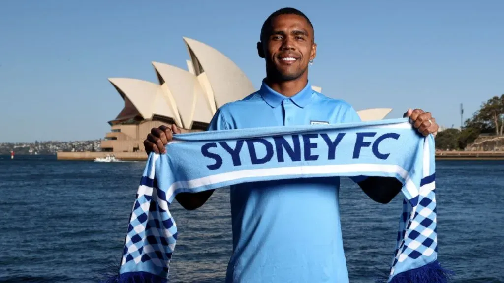 Douglas Costa rescindiu contrato - Brendon Thorne/Getty Images.