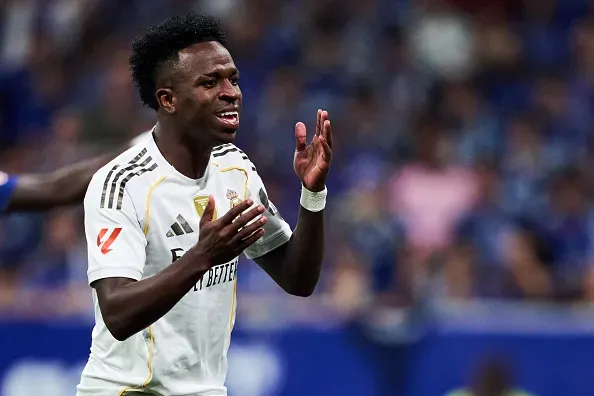 Vinicius Junior, do Real Madrid durante a partida da LaLiga EA Sports 2025 diante do Real Oviedo na Espanha. Foto de Juan Manuel Serrano Arce/Getty Images