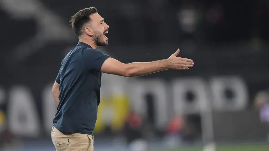Davide Ancelotti tecnico do Botafogo durante partida contra o Mirassol no estadio Engenhao pelo campeonato Brasileiro A 2025. Foto: Thiago Ribeiro/AGIF