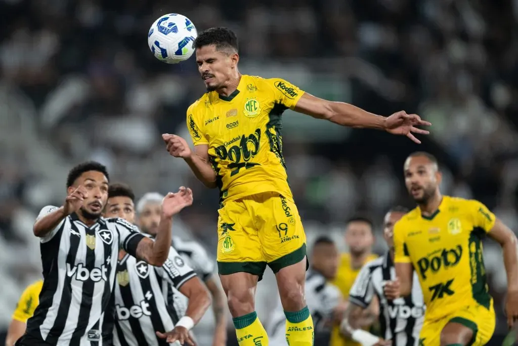 Lucas Ramon jogador do Mirassol durante partida contra o Botafogo no estadio Engenhao pelo campeonato Brasileiro A 2025. Foto: Jorge Rodrigues/AGIF