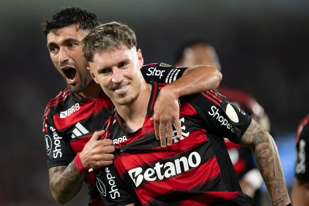 Guillermo Varela, um dos melhores em campo, comemora gol com Arrascaeta – Foto: Jorge Rodrigues/AGIF