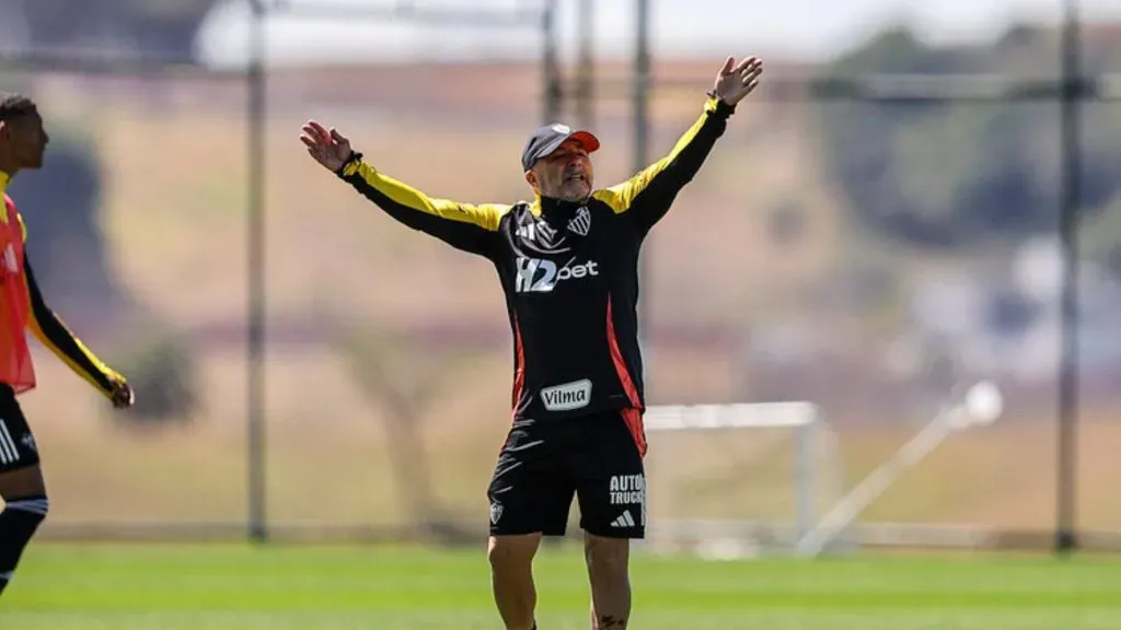 Jorge Sampaoli vai precisar achar soluções sem reforços - (Foto: Divulgação/Atlético-MG).