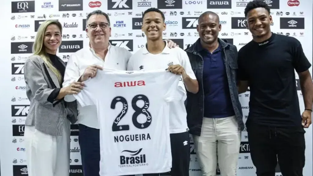 David Nogueira assina primeiro contrato profissional com o Santos — Foto: Reinaldo Campos/ Santos F.C