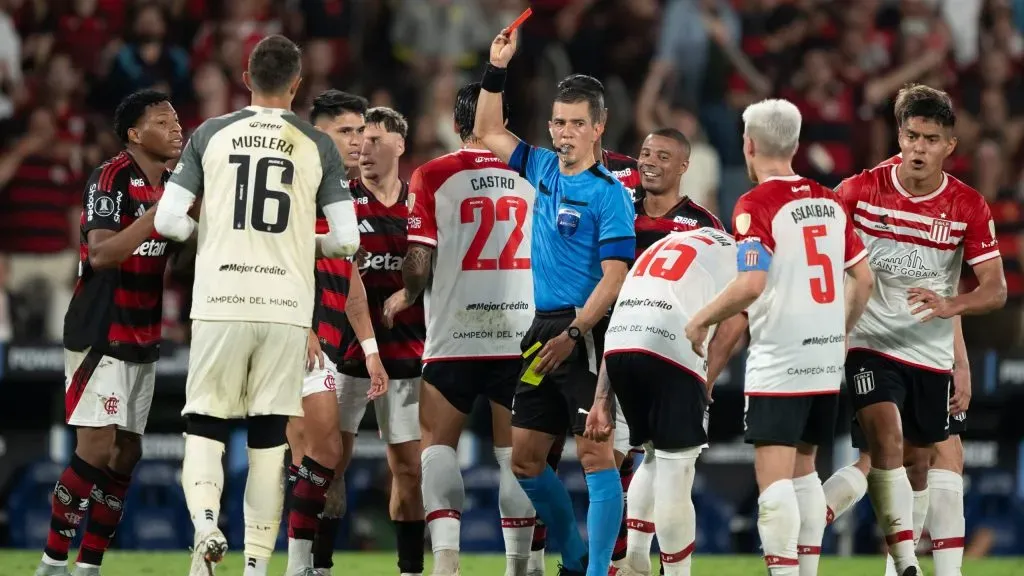Plata, jogador do Flamengo, recebe cartão vermelho do arbitro durante partida contra o Estudiantes no estadio Maracana pelo campeonato Copa Libertadores 2025 - Foto: Jorge Rodrigues/AGIF.
