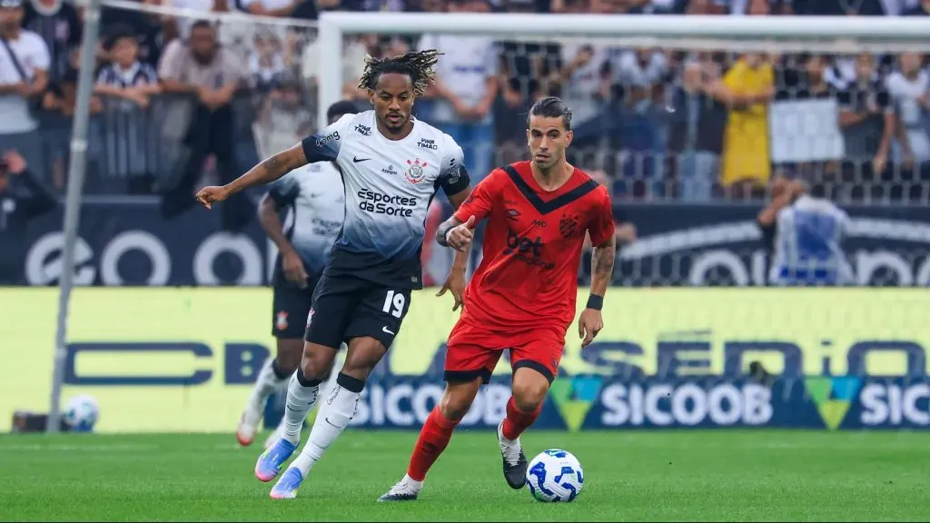 Carrillo jogador do Corinthians disputa lance com Sergio jogador do Sport durante partida no estadio Arena Corinthians pelo campeonato Brasileiro A 2025. Foto: Marcello Zambrana/AGIF