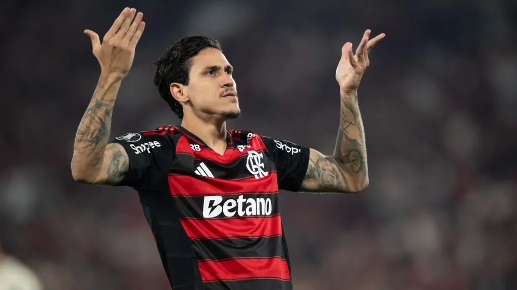 Duas IAs cravam o placar do duelo de volta entre Estudiantes-ARG e Flamengo 2 Pedro, atacante do Rubro-Negro. Foto: Jorge Rodrigues/AGIF.