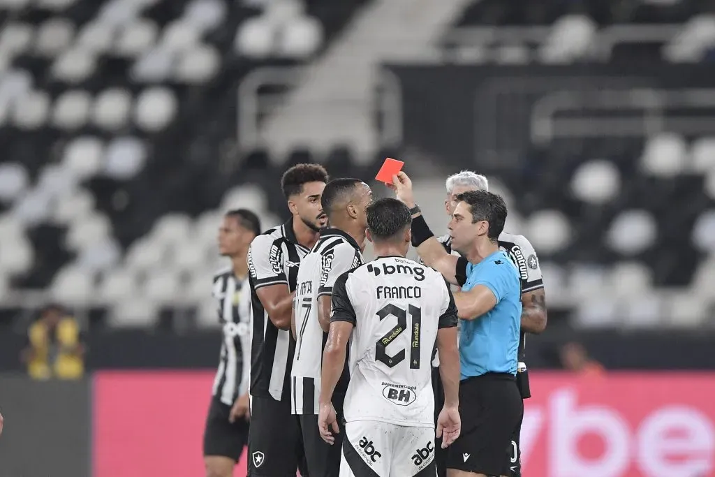 Momento da expulsão do jogador do Botafogo. Foto: Thiago Ribeiro/AGIF