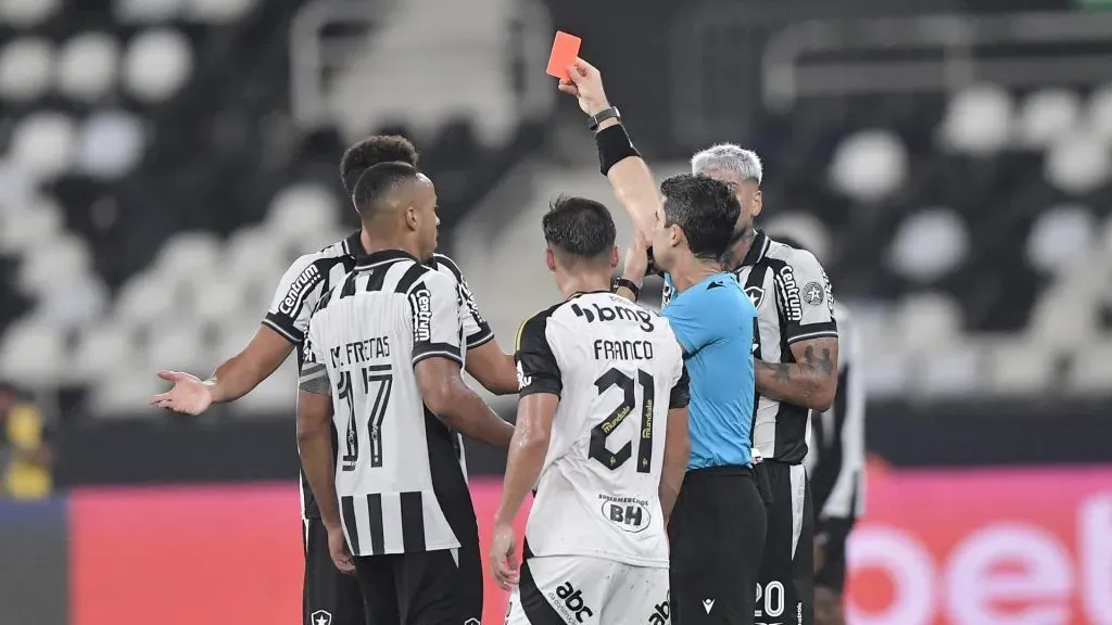 Chris Ramos sendo advertido com cartão vermelho em Botafogo x Atlético-MG – Foto: Thiago Ribeiro/AGIF