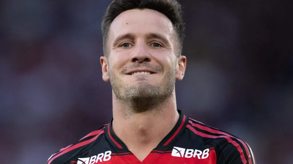 Saul jogador do Flamengo comemora gol durante partida contra o Gremio no estadio Maracana pelo campeonato Brasileiro A 2025. Foto: Jorge Rodrigues/AGIF