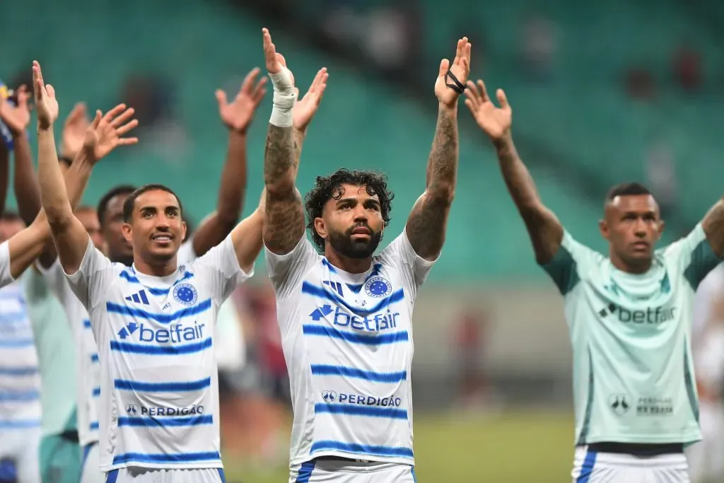 Jogadores do Cruzeiro comemoram vitoria ao final da partida contra o Bahia no estadio Arena Fonte Nova pelo campeonato Brasileiro A 2025. Foto: Jhony Pinho/AGIF