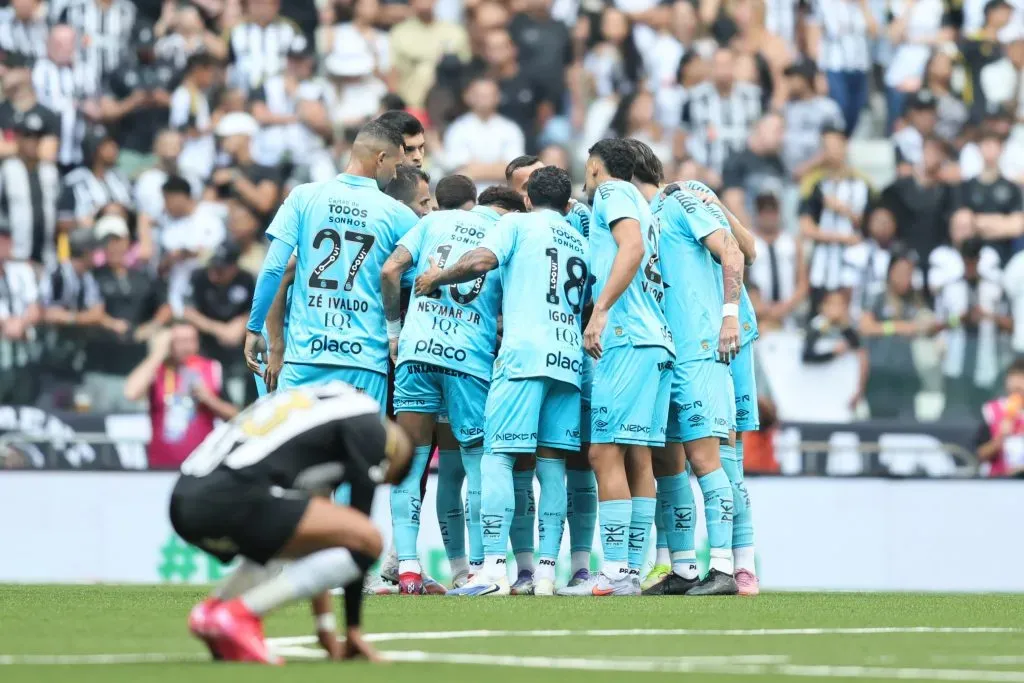 Jogadores do Santos durante entrada em campo para partida contra o Atletico-MG no estadio Arena MRV pelo campeonato Brasileiro A 2025. Foto: Gilson Lobo/AGIF