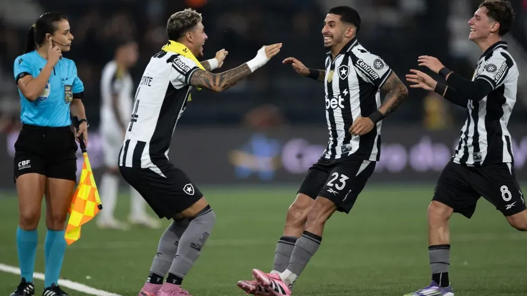 Santi Rodriguez jogador do Botafogo comemora seu gol com Montoro jogador da sua equipe durante partida contra o Atletico-MG no estadio Engenhao pelo campeonato Brasileiro A 2025. Foto: Jorge Rodrigues/AGIF