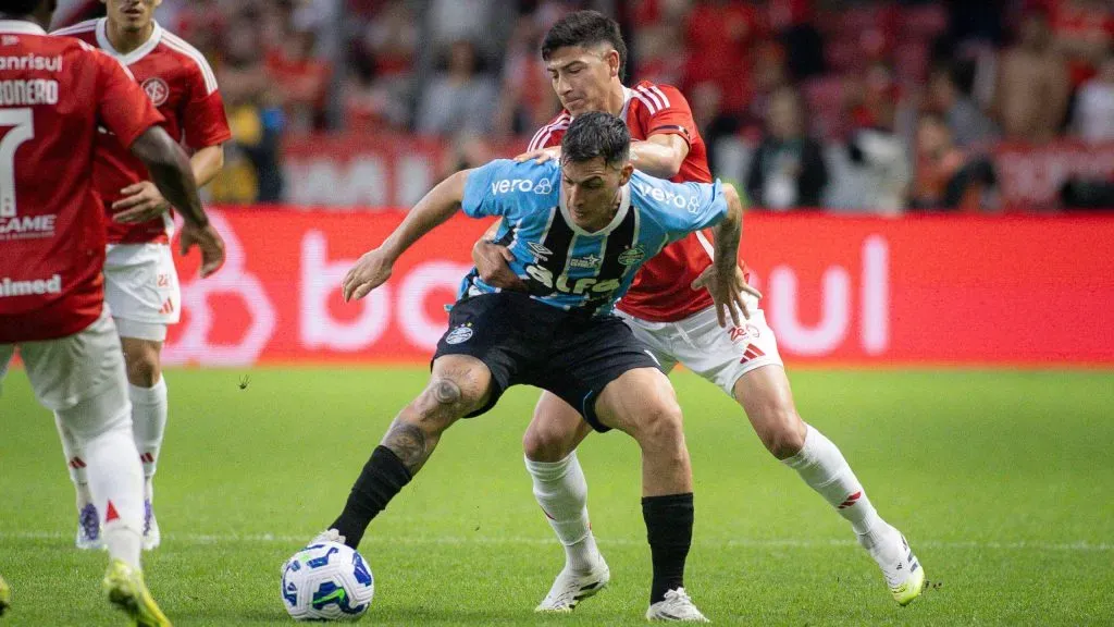Alan Rodriguez jogador do Internacional disputa lance com Cristian Pavon jogador do Gremio durante partida no estadio Beira-Rio pelo campeonato Brasileiro A 2025. Foto: Maxi Franzoi/AGIF
